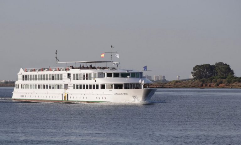 El Puerto de Huelva recibe el primer crucero de España tras la pandemia