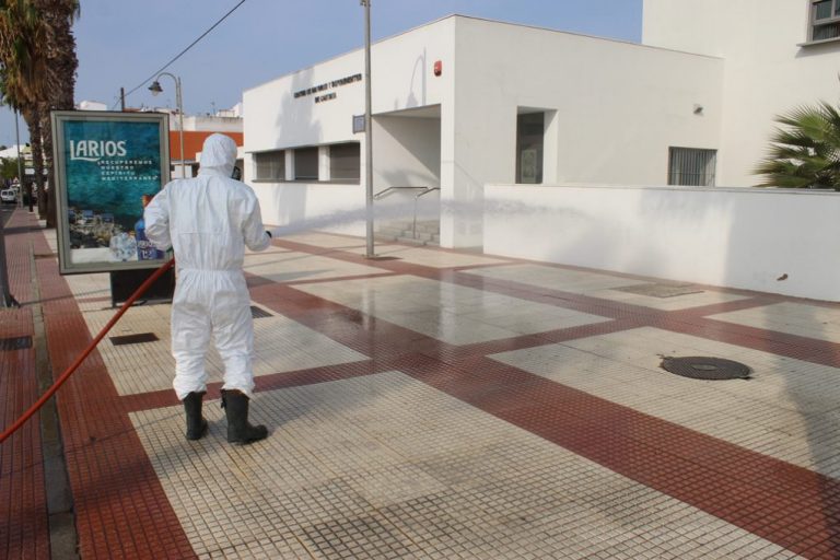 Cartaya vierte cada día más de 50.000 litros de desinfectante para luchar contra el covid