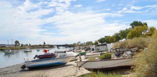 Ayamonte concluye una campaña de limpieza y regeneración de la barriada de pescadores de Canela