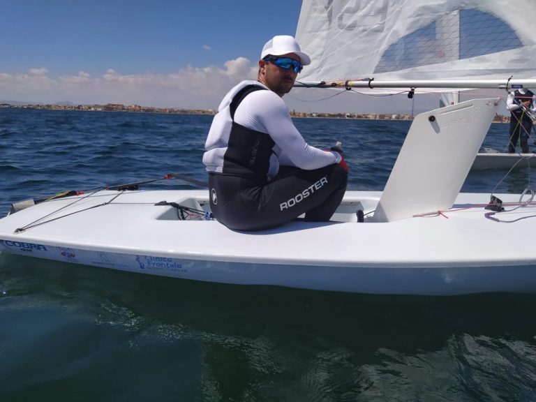 El rompiero Guillermo Flores defiende el campeonato de España de Láser Standard en Ibiza