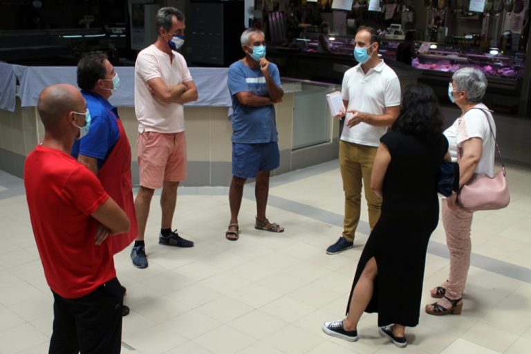 El Ayuntamiento de Cartaya quiere conocer las demandas de los comerciantes del mercado de abastos