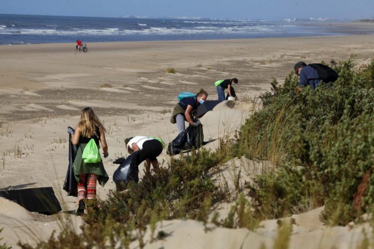 Más de 30 voluntarios retiran cientos de kilos de basura de la Flecha