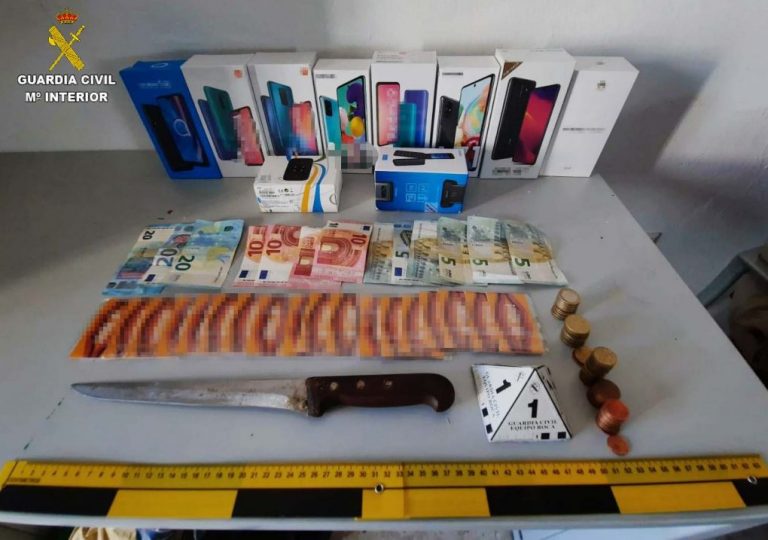 Cartaya: dos encapuchados asaltan una tienda de móviles con un cuchillo de grandes dimensiones