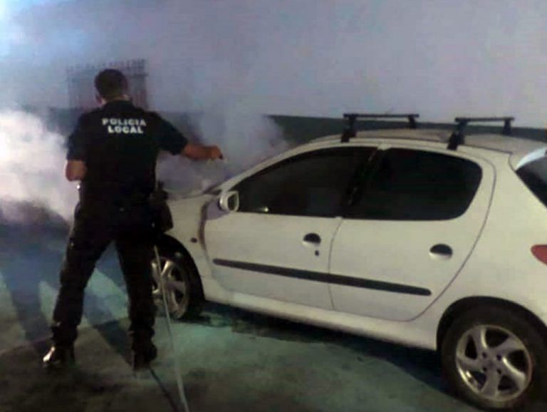 Detenido en Lepe por rociar con gasolina a policías que extinguían el fuego de su coche