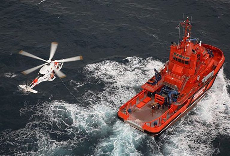 Rescatan el cadáver de un hombre que cayó al mar desde su embarcación entre Mazagón y Matalascañas