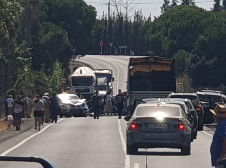 Al menos dos heridos en una colisión frontal entre tres vehículos en Cartaya