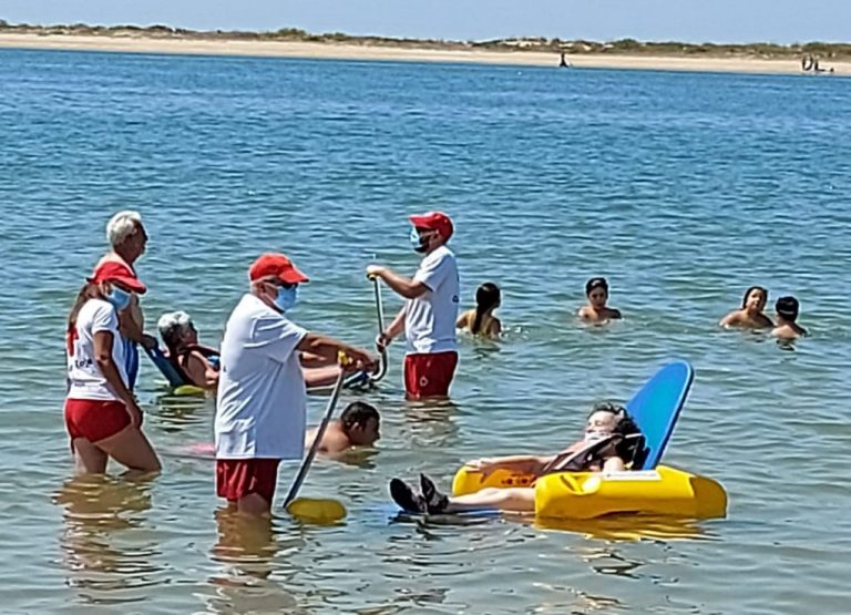 Unas 130 personas con discapacidad han disfrutado en Cartaya de la playa gracias a ‘Un baño sin barreras’