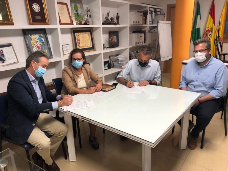 El Ayuntamiento de Isla Cristina firma el convenio para la prestación de la Ayuda a Domicilio