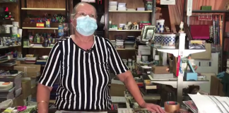 Charo la de «la Navatoba» se jubila tras 38 años vendiendo prensa en Cartaya papelería cartaya