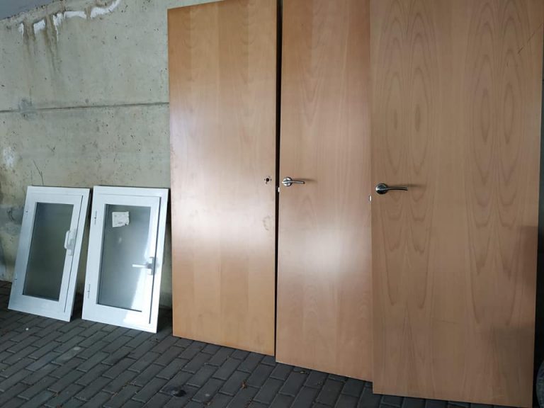Sorprenden a un joven robando puertas y ventanas en una urbanización de Ayamonte