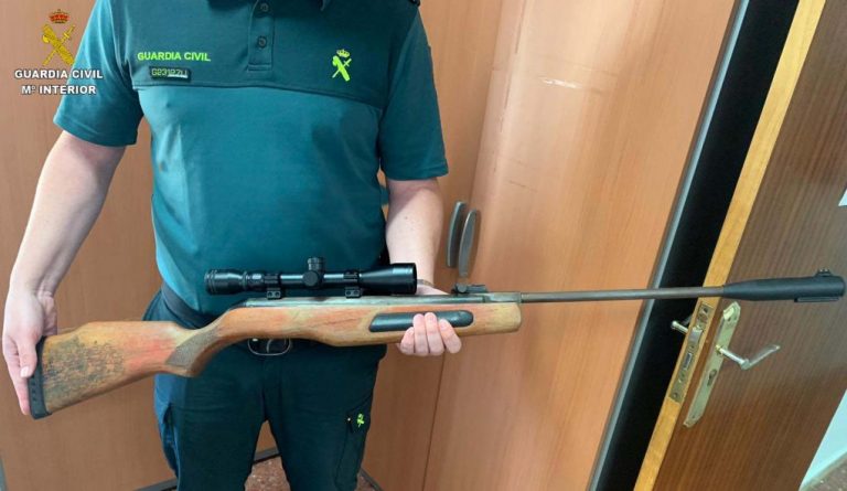 Investigan en Almonte a un varón por cazar gorriones en plena vía pública con arma sin licencia