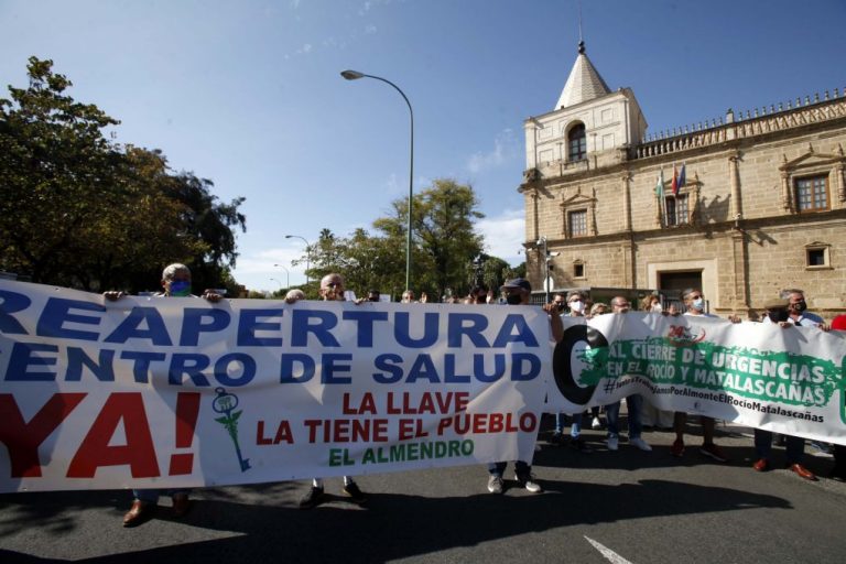 Municipios onubenses afectados por recortes sanitarios llevan sus reivindicaciones a Sevilla