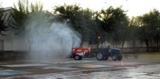 Ayuntamiento de Cartaya y agricultores locales vuelven a desinfectar los colegios