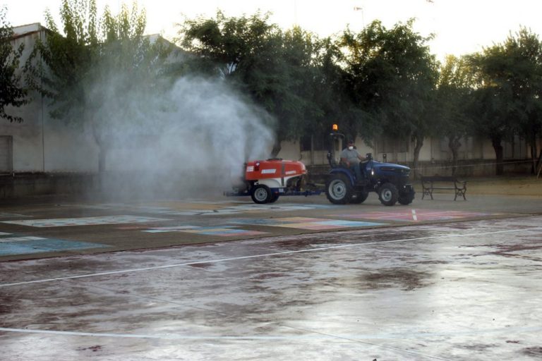 Ayuntamiento de Cartaya y agricultores locales vuelven a desinfectar los colegios