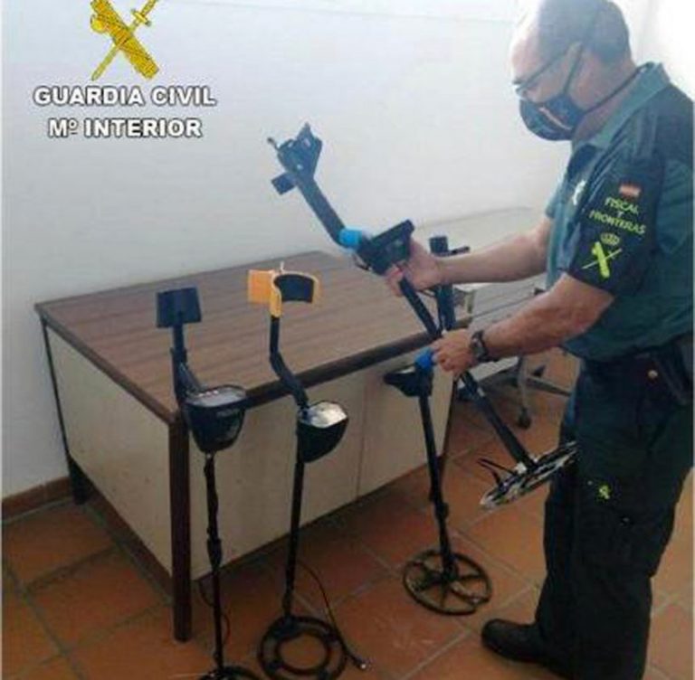 Intervienen cuatro detectores de metal en Matalascañas por su uso en zona no autorizada