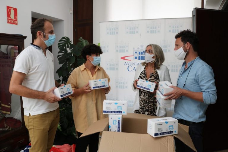 Cartaya reparte mascarillas entre un centenar de familias en riesgo de exclusión social