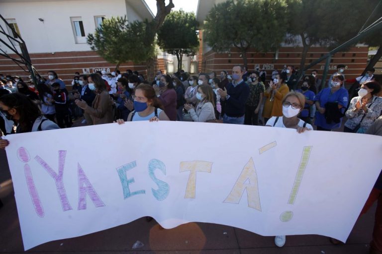 Concentración en Punta contra la brutal agresión de una alumna a la directora del IES Saltés