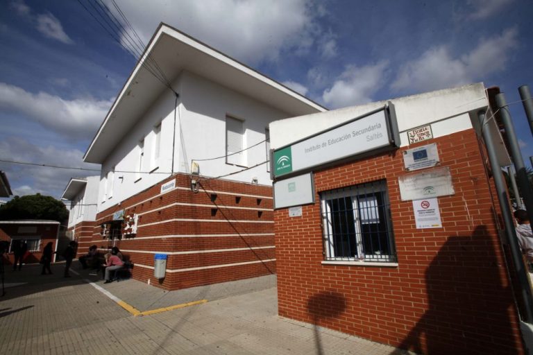 Cierran dos aulas en sendos institutos de Punta por contagios de coronavirus
