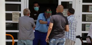 Denuncian que administrativos y celadores están realizando triajes y valoraciones clínicas en los centros de salud