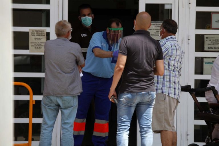 Denuncian la “saturación” de la Atención Primaria: colas, centralitas colapsadas y demoras de dos semanas para conseguir cita