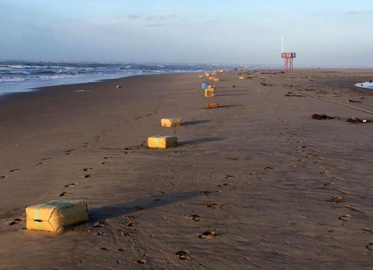 ‘Bárbara’ arrastra hasta la costa de Ayamonte una ‘narcolancha’ y casi 3.000 kilos de hachís