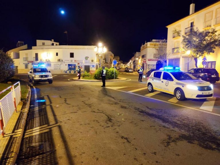 La Policía de Cartaya vigila que los afectados por covid cumplan los confinamientos sanitarios
