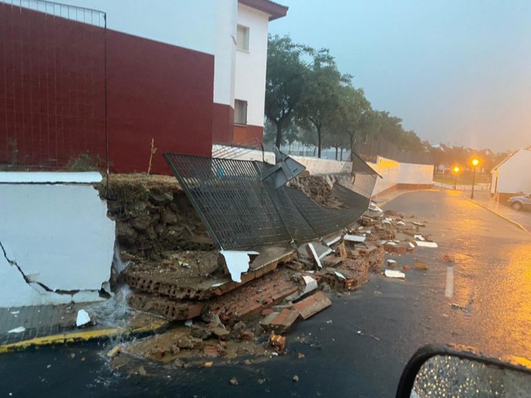El temporal derriba 20 metros de la tapia de un colegio en Castillejos