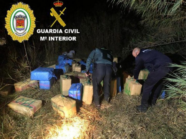 Guardia Civil y Policía Local de Cartaya hallan 85 fardos de hachís en una finca de Lepe