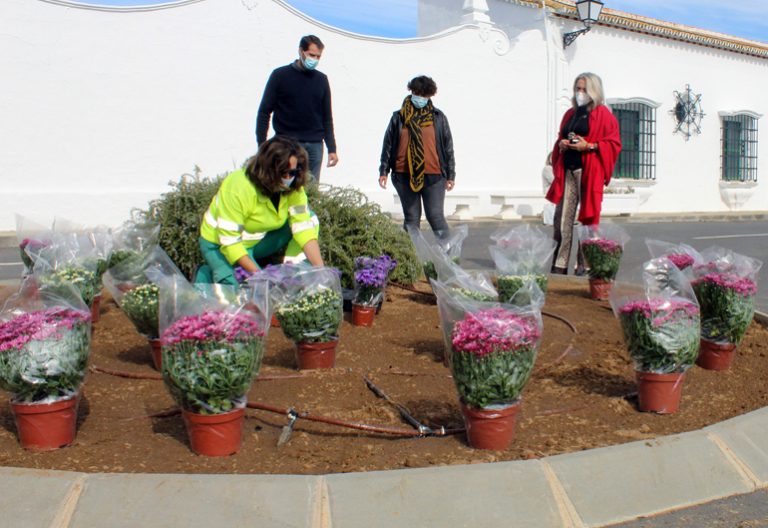 Cartaya repone con un millar de plantas sus zonas ajardinadas