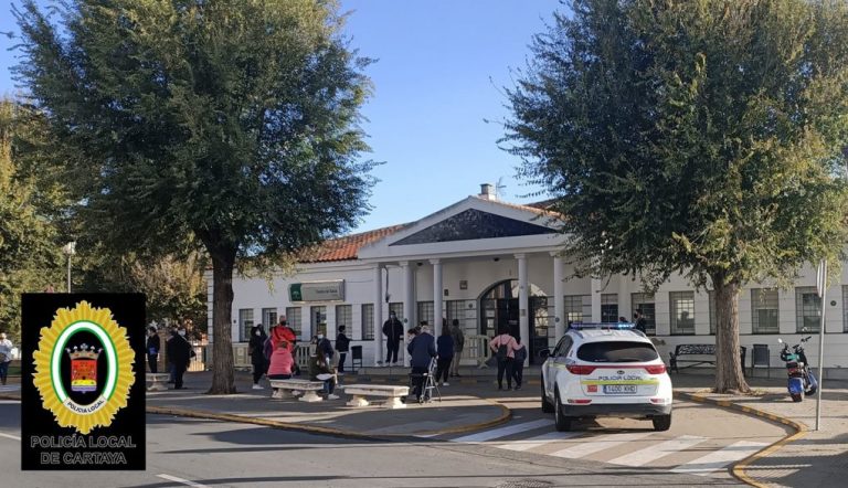 Un tumulto obliga a cerrar las puertas del centro de salud de Cartaya hasta la llegada de la Policía Local