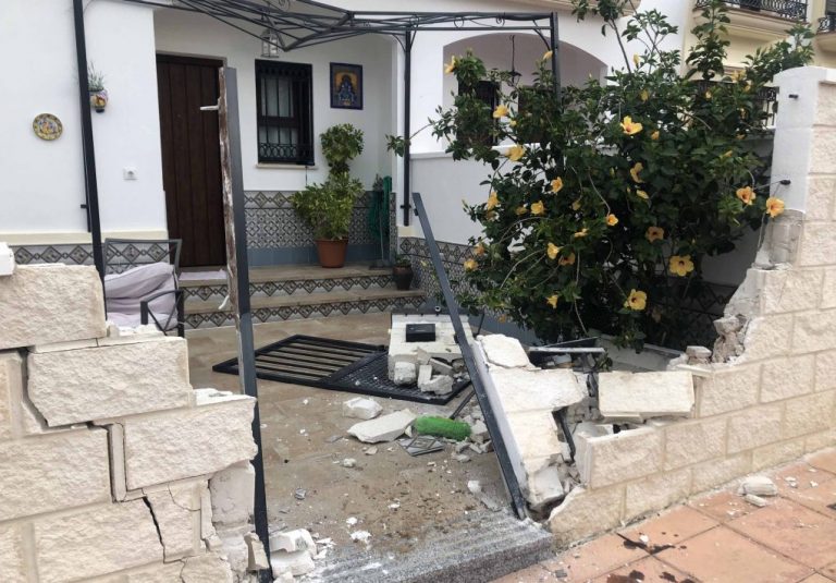 Susto en Cartaya al empotrarse un camión contra una vivienda