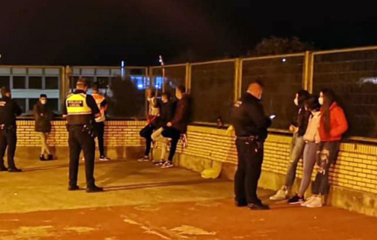 Lepe: denuncian a 9 jóvenes tras ser sorprendidos haciendo un botellón dentro de un colegio