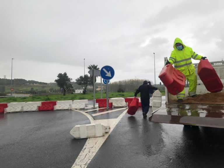 Ayamonte corta al tráfico dos entradas al municipio para controlar los accesos