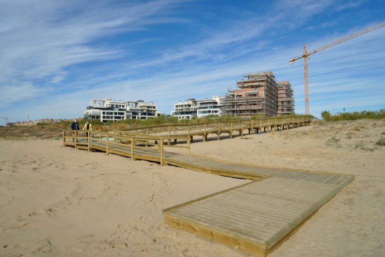 Ayamonte instala una nueva pasarela adaptada en la playa de Los Haraganes