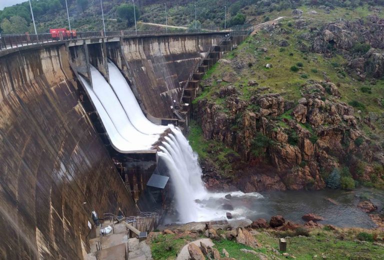 El embalse andevaleño de Olivargas ya desembalsa agua tras las últimas lluvias