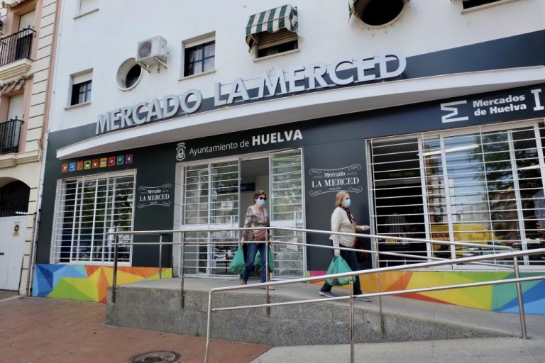 El ‘Mercado de La Merced’ de Huelva refuerza su oferta con dos pescaderías y un zapatero