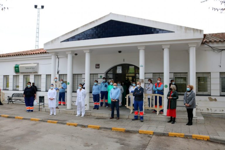Sanitarios de Cartaya protestan tras propinar una usuaria un puñetazo a una celadora