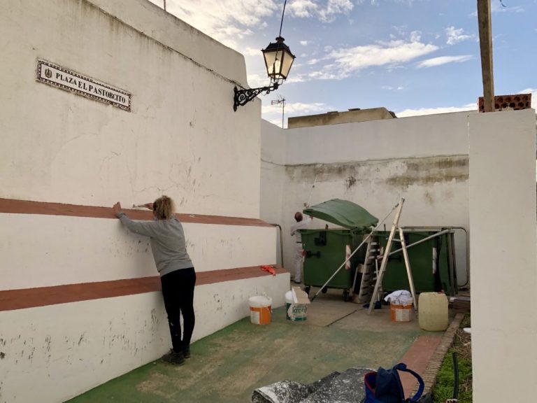 Ayamonte repara actos vandálicos en las plazas del Pastorcito y de los Padres Paúles