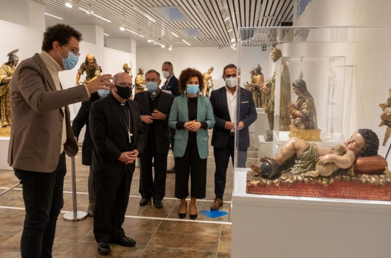El obispo de Huelva visita la muestra ‘Sebastián Santos. Creador de imágenes’ en la Sala de la Provincia