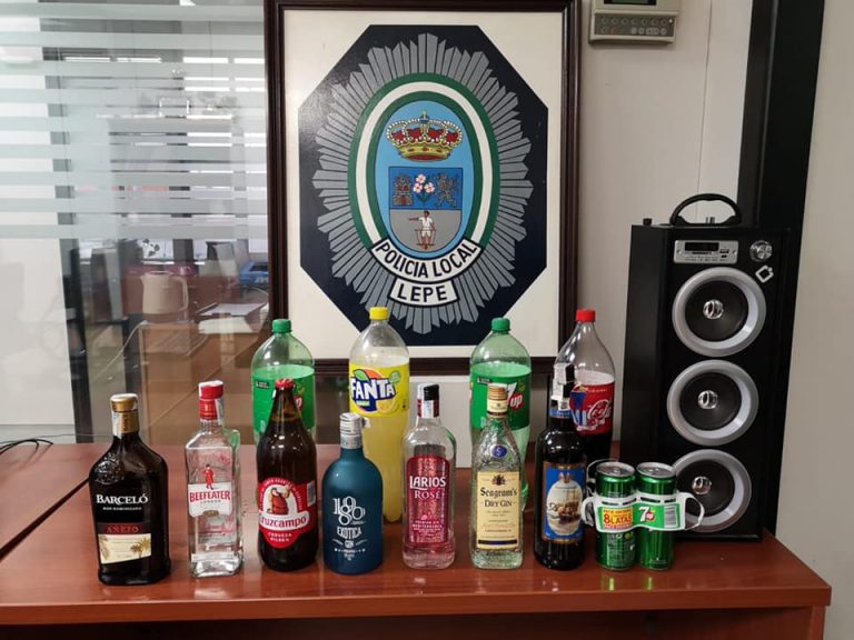 Interponen 16 denuncias tras disolver un botellón en la bajamar de La Antilla con unos 40 jóvenes