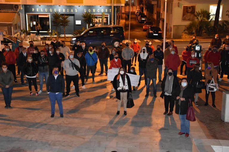 La alcaldesa de Punta se une a los empresarios locales para pedir a la Junta la apertura de determinadas tiendas hasta las 20:00 horas