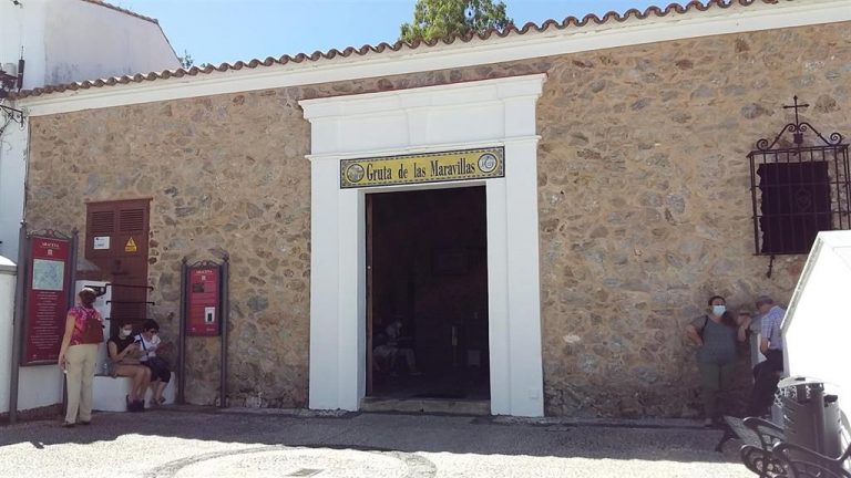 La pandemia obliga a cerrar en Aracena la Gruta de las Maravillas, el Castillo y el Museo del Jamón