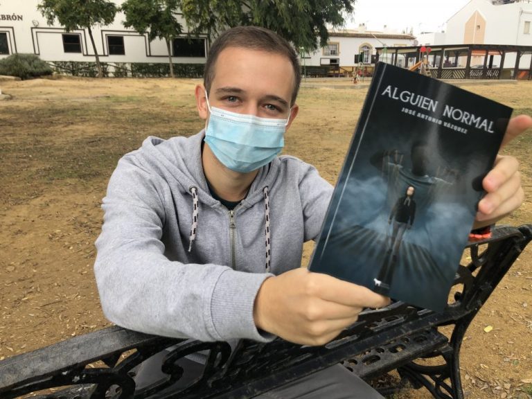 El joven cartayero José A. Vázquez da a conocer su primera novela: ‘Alguien normal’