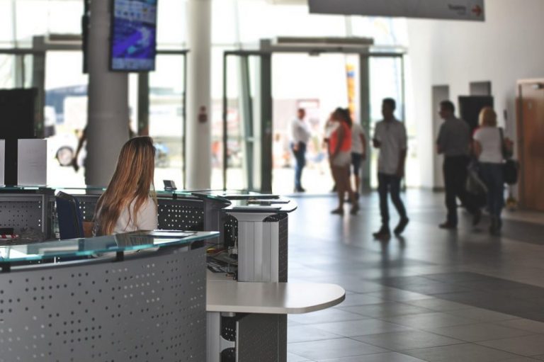 Empresa de recursos humanos busca recepcionista para oficina en Lepe