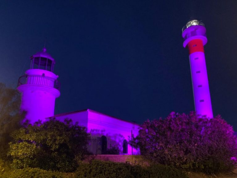 Cartaya tiñe sus monumentos de violeta para mostrar su repulsa hacia la violencia de género