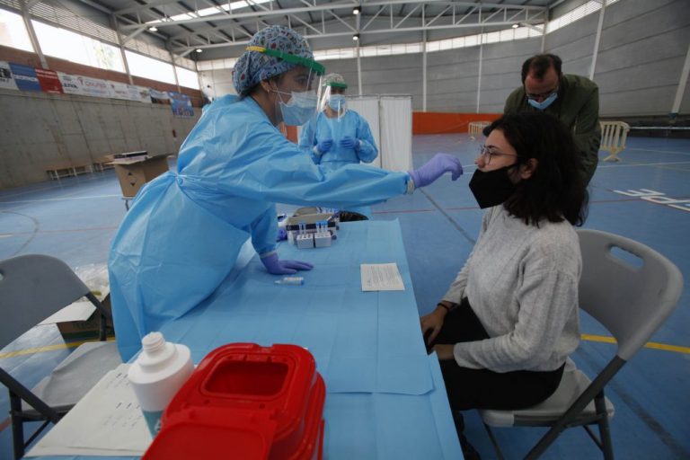 Huelva (36), Lepe (19) e Isla Cristina (13), municipios más afectados por los 123 casos de este viernes