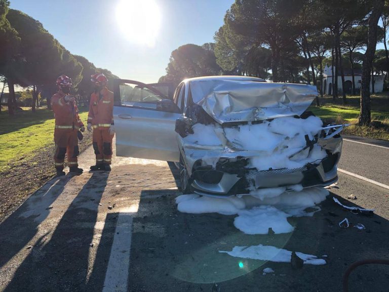Dos heridos en Aljaraque al colisionar un turismo y un camión frigorífico