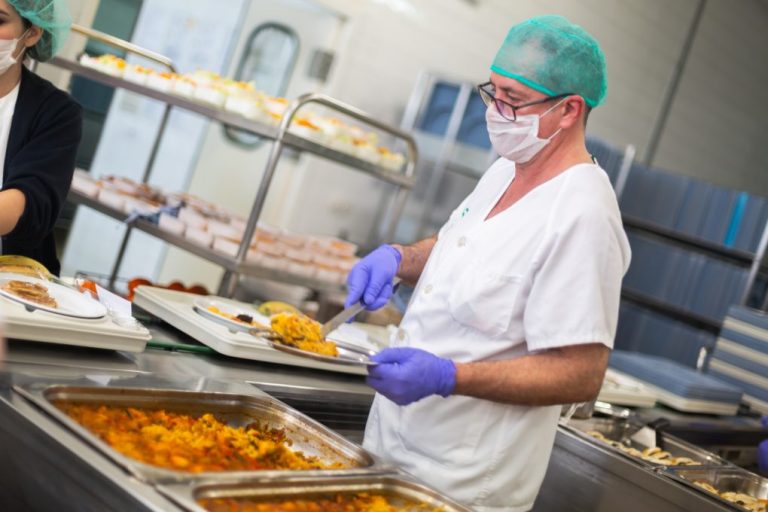Los pacientes del Hospital Infanta Elena degustarán estas fiestas menús y dulces navideños