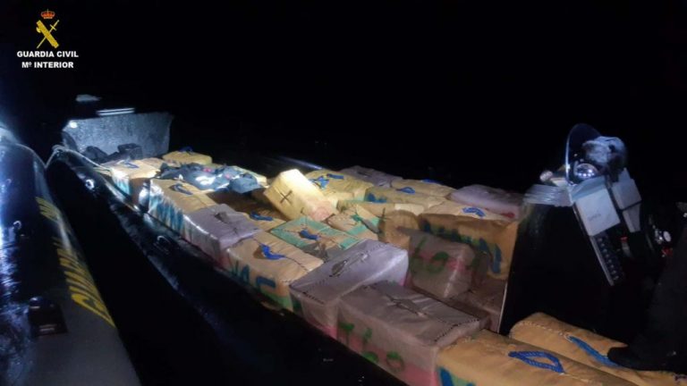 Ayamonte: 4 detenidos y 3.090 kilos de hachís intervenidos en una ‘narcolancha’ a 3 millas de la costa