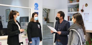 Cartaya pone en marcha un servicio de gestión de colas que elimina aglomeraciones en los Servicios Sociales